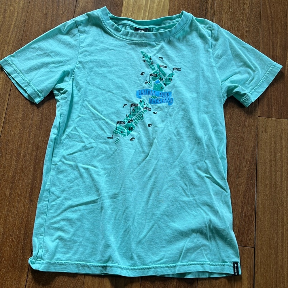 Macpac mint green tee with Newzealand design